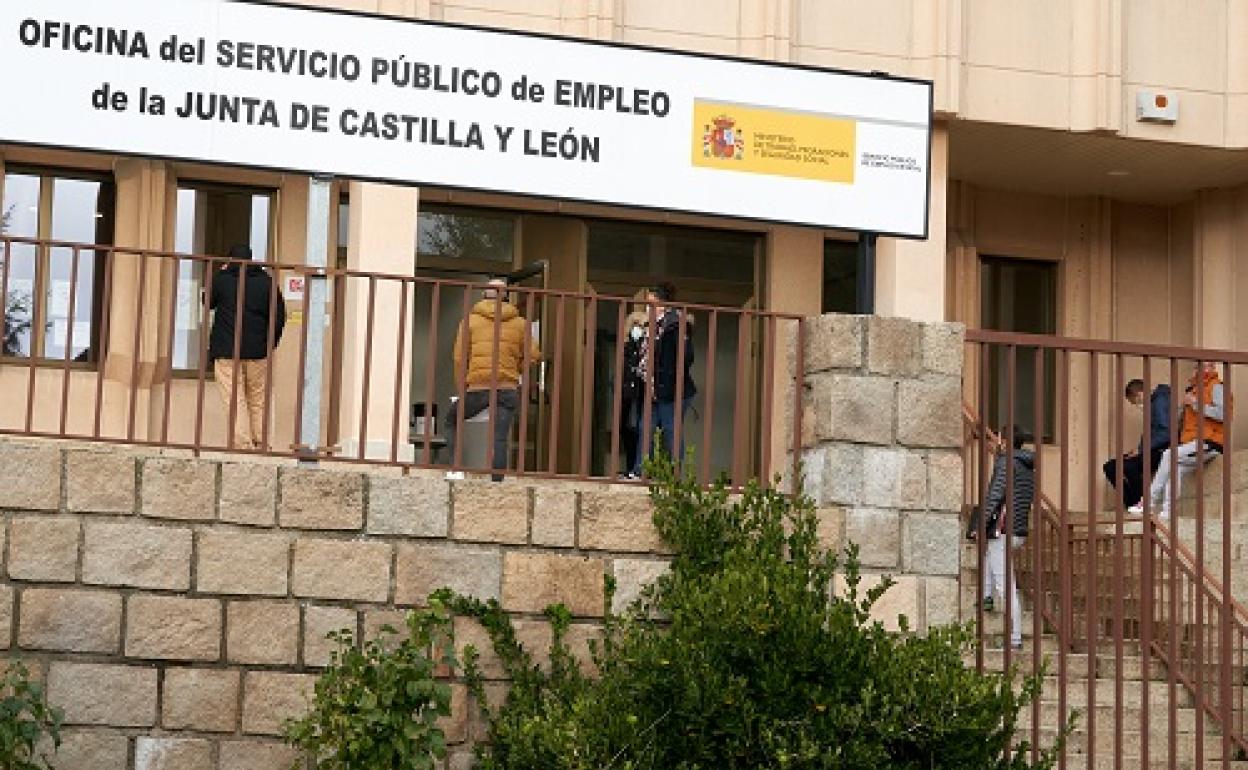 Varias personas esperan su turno para ser atendidos en la oficina del Servicio Público de Empleo de la Junta de Castilla y León en Ávila 