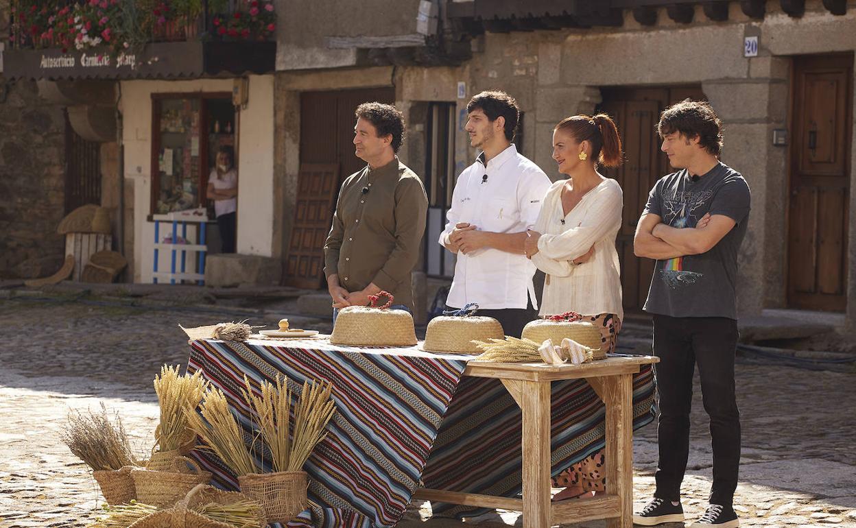 Los tres jurados del programa junto al chef del restaurante salmantino ConSentido.