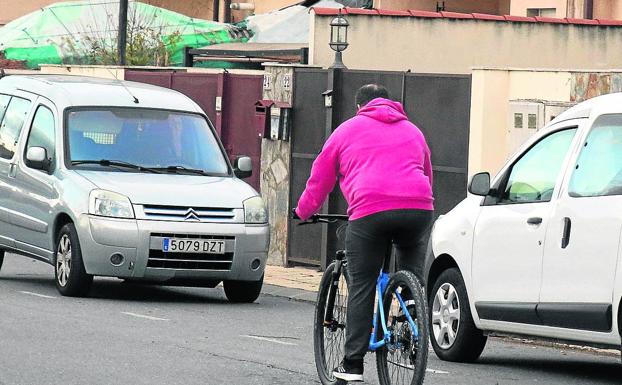 Un vecino transita por el pueblo en bicicleta. 