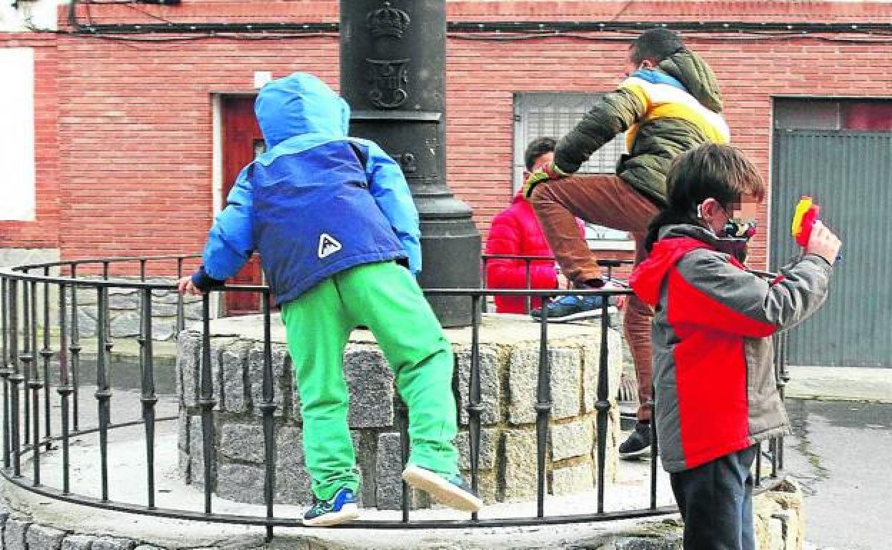 Un grupo de niños juega en una calle de Hontanares de Eresma. 