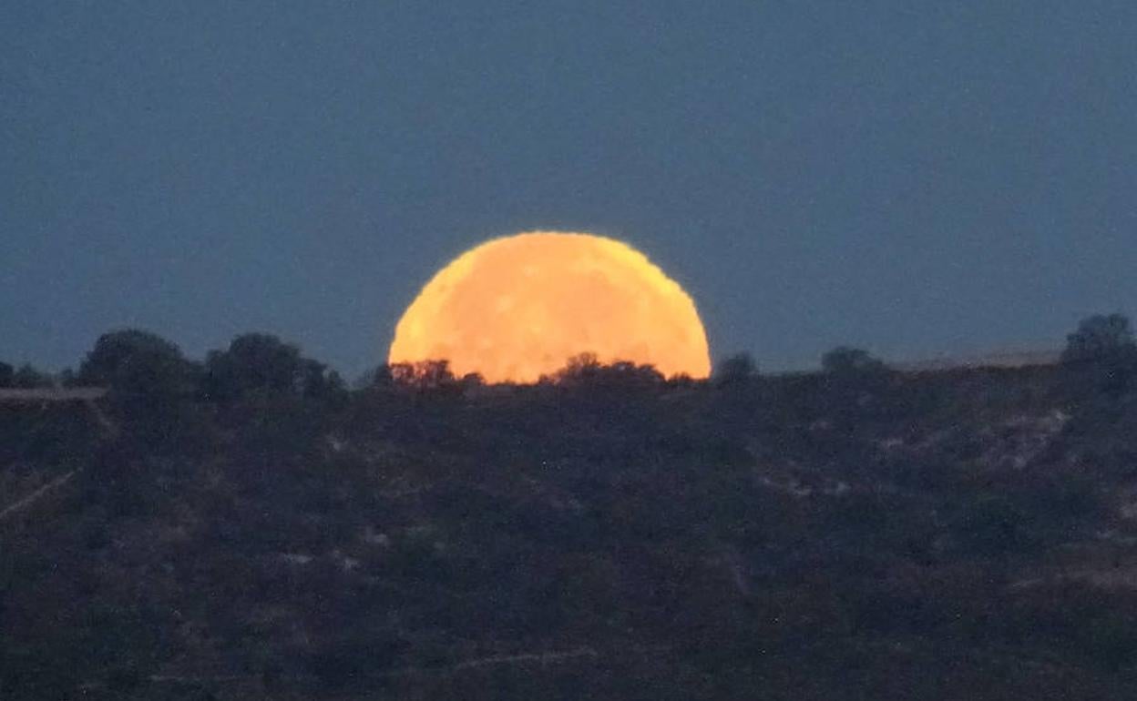 Amanecer lunar en Valladolid