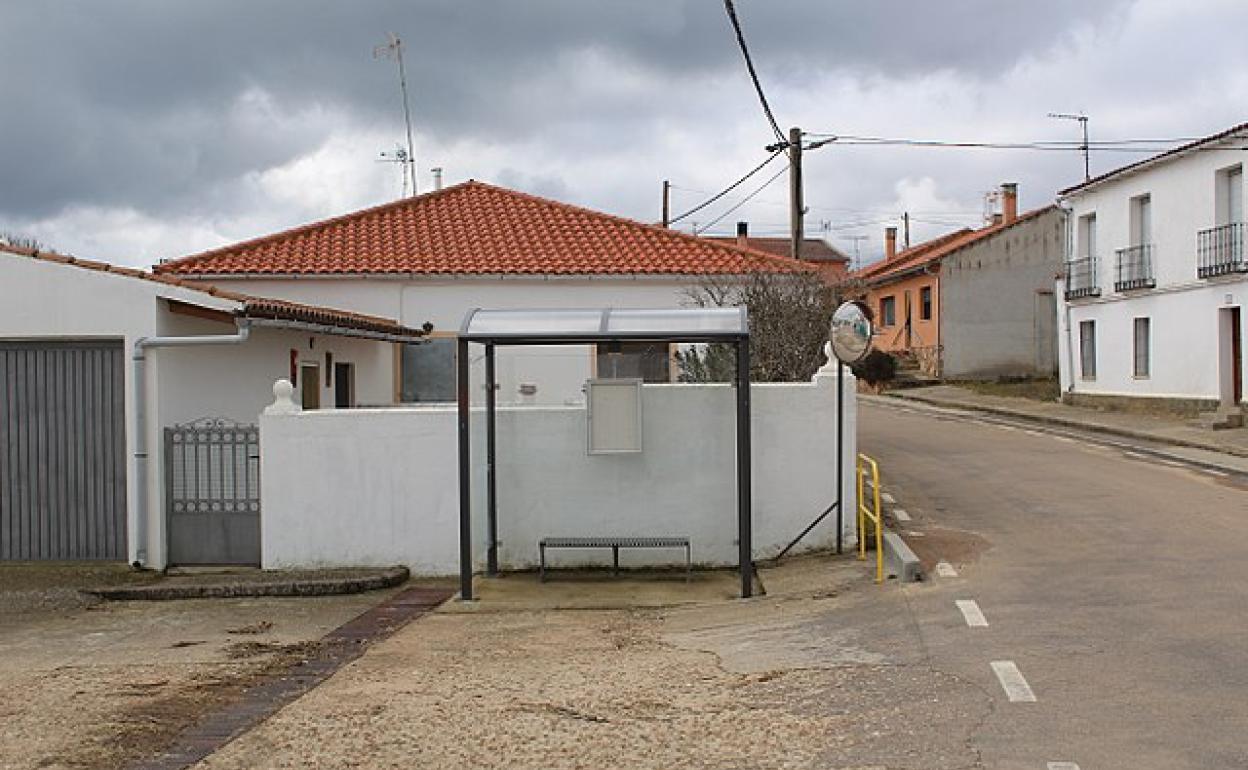 La carretera, a su paso por el casco urbano de Monterrubio de la Sierra. 