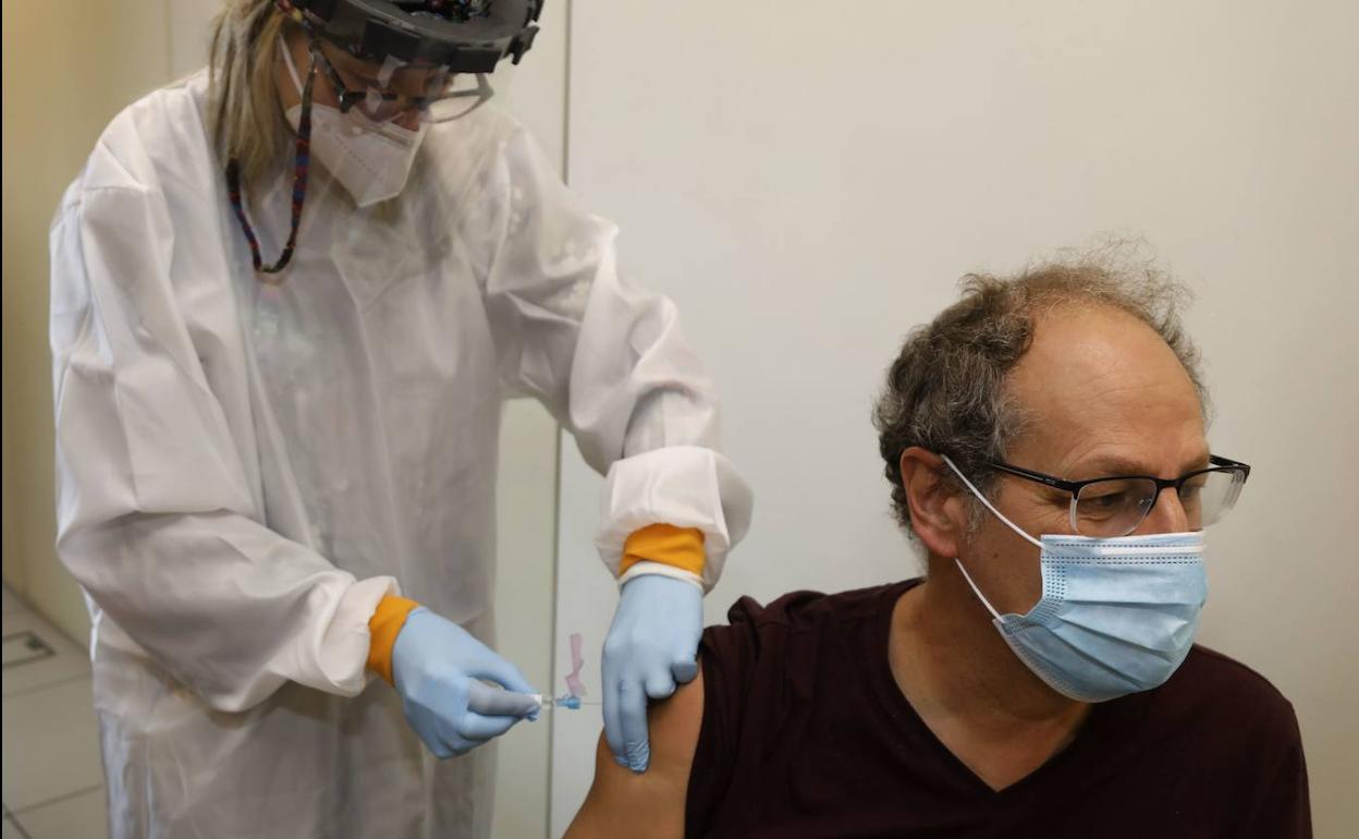 Un hombre se pone una vacuna. 