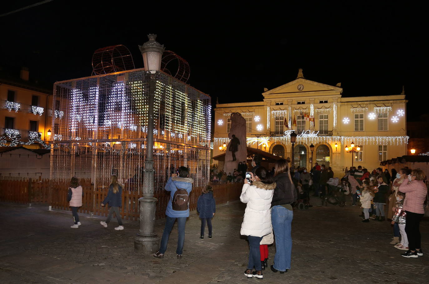 Plaza Mayor de Palencia con las luces de Navidad.