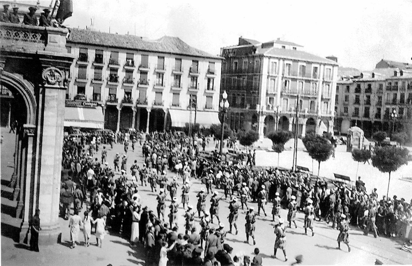 Desfile de Regulares por la Plaza Mayor de Valladolid en 1937.