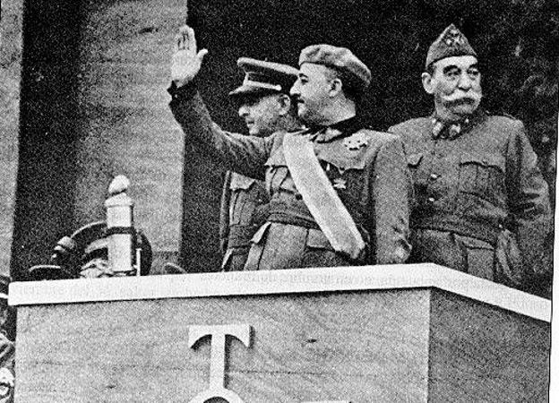 Andrés Saliquet, líder de la sublevación en Valladolid, con el general Franco en el desfile de la Victoria en 1939.