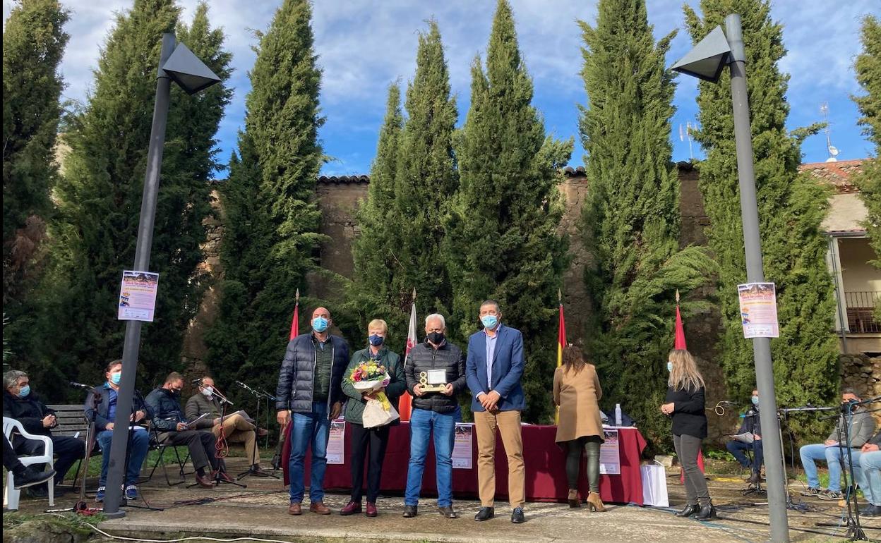 Casimiro Sánchez junto a su esposa y las autoridades. 