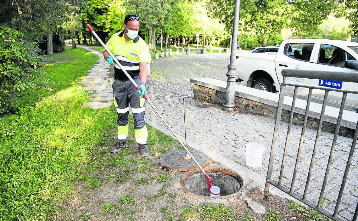 Un operario toma muestras de aguas fecales en Segovia para su análisis. 