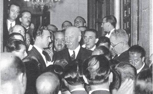 Alejandro Lerroux después de salir del Palacio Nacional y asumir la Presidencia del Gobierno.