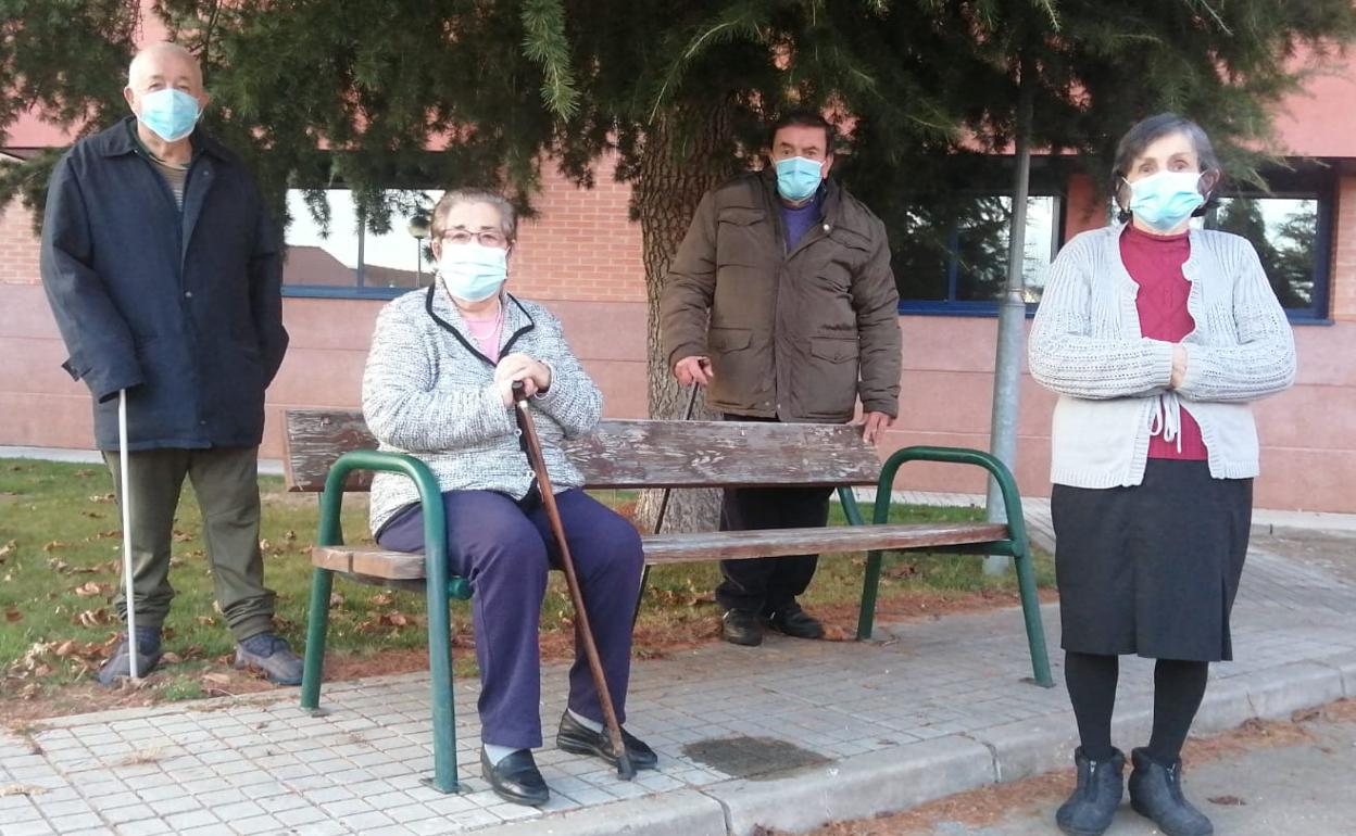 Cuatro residentes disfrutan el aire libre en el patio tras su confinamiento forzoso. 