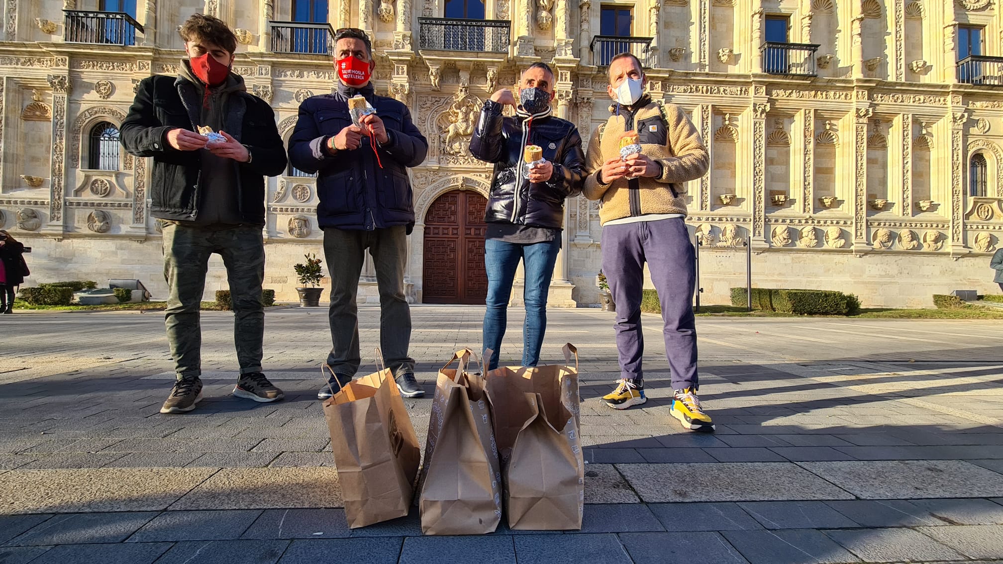 Los hosteleros comen «frío» en San Marcos ante la clase política «que viene de comer caliente». La convocatoria a través de redes sociales del sector reúne a cerca de medio centenar de trabajadores para reclamar ayudas y una vuelta a la actividad sin límites. «En medio de la pandemia, con la que está cayendo, nos tienen cerrados y ellos vienen a inauguraciones, ¿se ríen de nosotros?». 