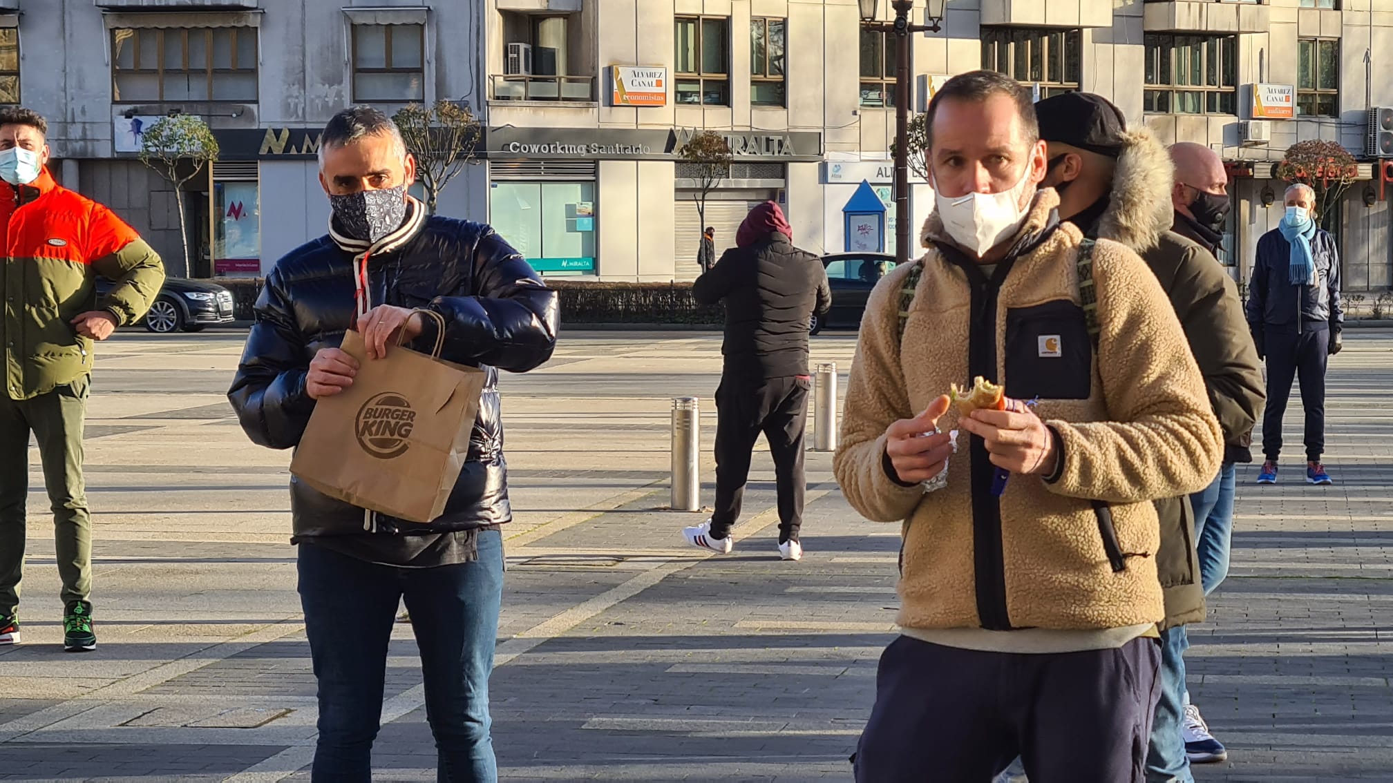 Los hosteleros comen «frío» en San Marcos ante la clase política «que viene de comer caliente». La convocatoria a través de redes sociales del sector reúne a cerca de medio centenar de trabajadores para reclamar ayudas y una vuelta a la actividad sin límites. «En medio de la pandemia, con la que está cayendo, nos tienen cerrados y ellos vienen a inauguraciones, ¿se ríen de nosotros?». 