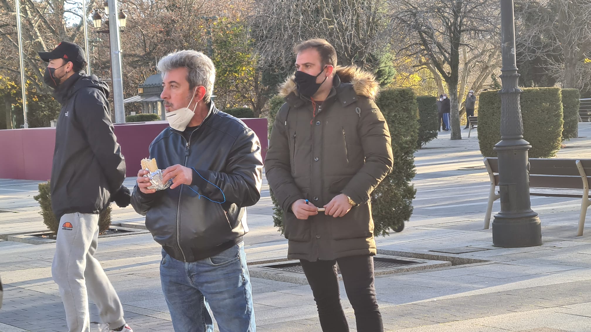 Los hosteleros comen «frío» en San Marcos ante la clase política «que viene de comer caliente». La convocatoria a través de redes sociales del sector reúne a cerca de medio centenar de trabajadores para reclamar ayudas y una vuelta a la actividad sin límites. «En medio de la pandemia, con la que está cayendo, nos tienen cerrados y ellos vienen a inauguraciones, ¿se ríen de nosotros?». 