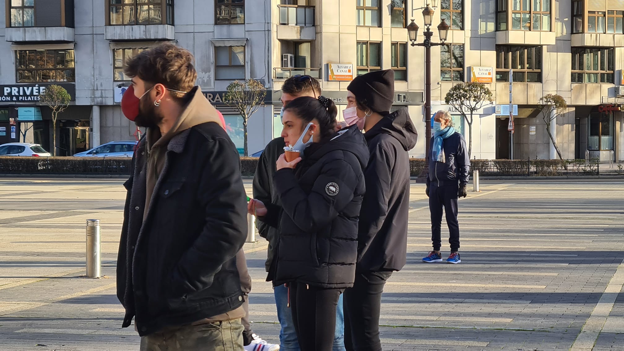 Los hosteleros comen «frío» en San Marcos ante la clase política «que viene de comer caliente». La convocatoria a través de redes sociales del sector reúne a cerca de medio centenar de trabajadores para reclamar ayudas y una vuelta a la actividad sin límites. «En medio de la pandemia, con la que está cayendo, nos tienen cerrados y ellos vienen a inauguraciones, ¿se ríen de nosotros?». 