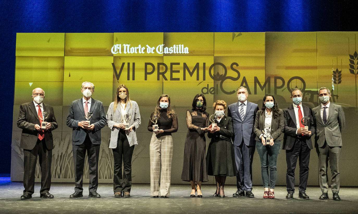 Los premiados, con sus galardones. 