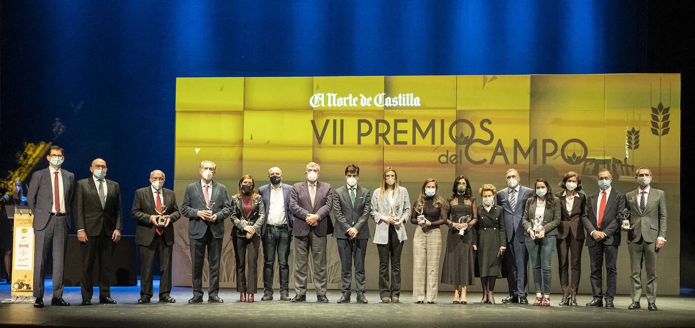 Los premiados, con sus galardones. 