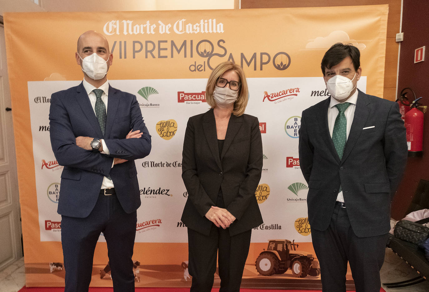 Los premiados, con sus galardones. 