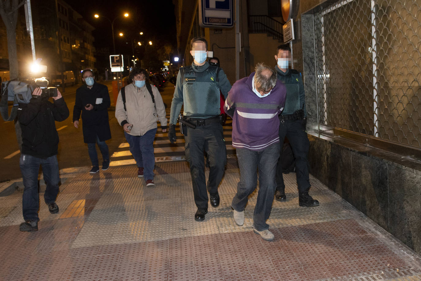 Llegada en la tarde de este miércoles al Juzgado número 5 de Segovia del detenido por atacar a la jueza de Santa María la Real de Nieva. 