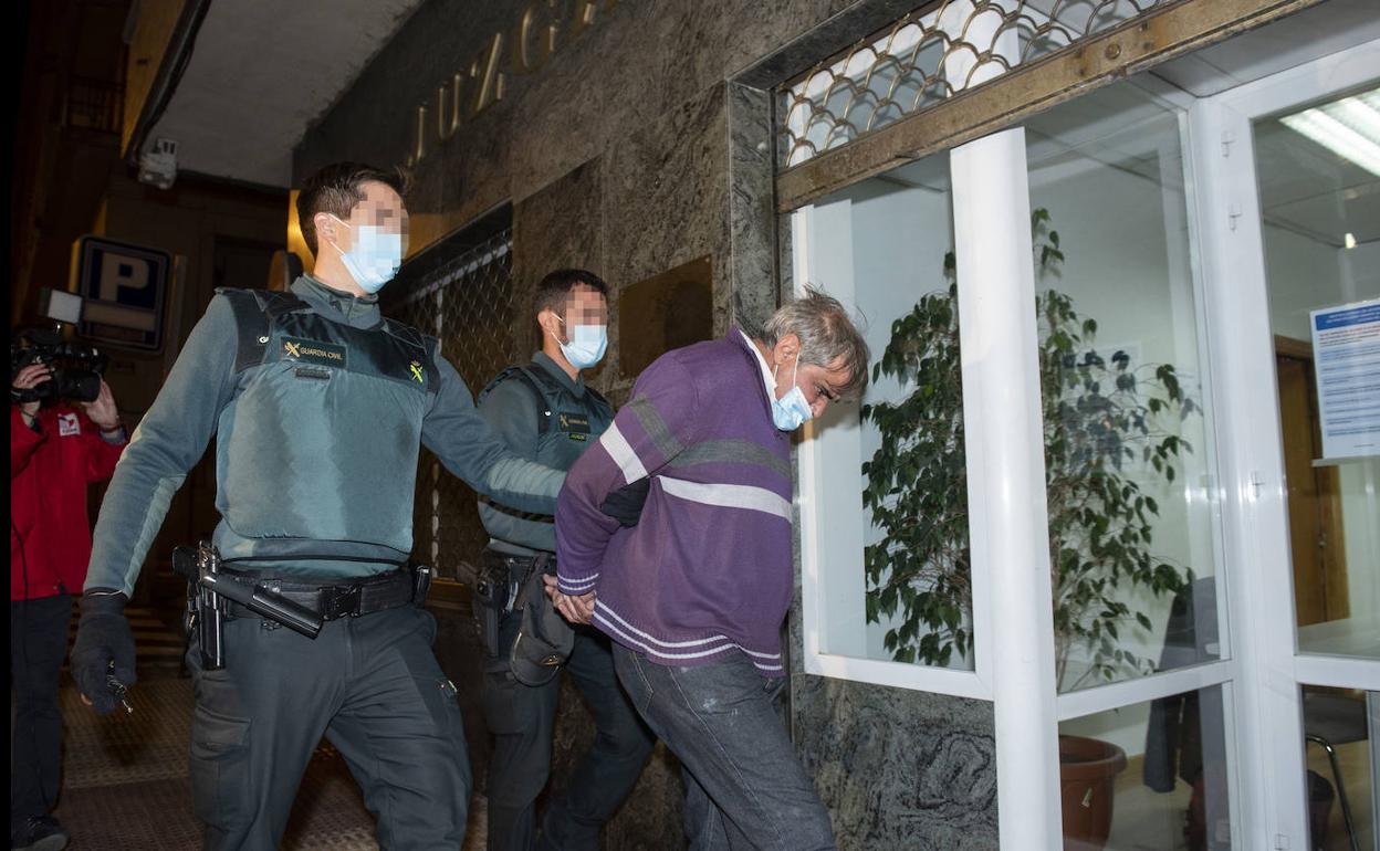 Agentes de la Guardia Civil escoltan al detenido en la entrada al Juzgado de Primera Instancia e Instrucción número 5 de Segiovia, donde ha declarado esta noche. 
