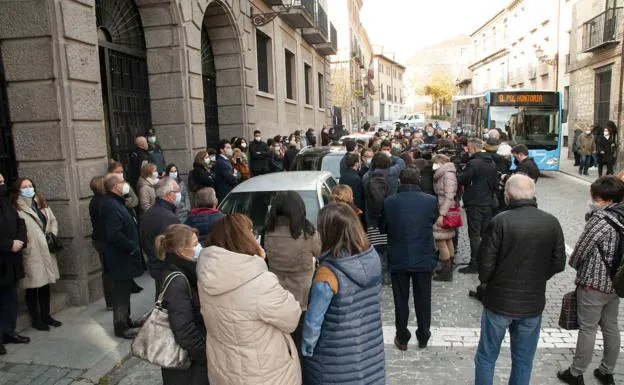 Concentración celebrada este miércoles ante el edifico de la Audiencia Provincial de Segovia en repulsa a la agresión sufrida por la jueza titular de Santa María la Real de Nieva. 