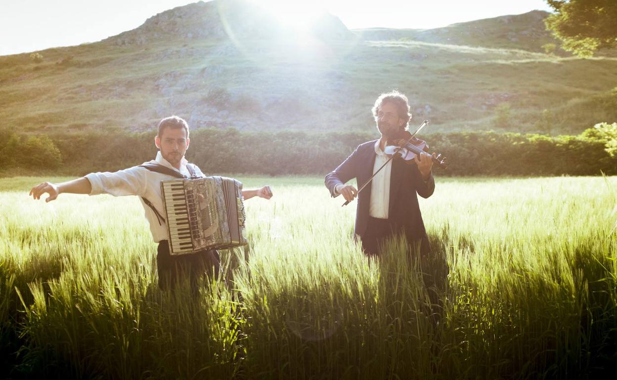 Jorge Arribas y Diego Galaz, en una imagen promocional de su próximo disco. 