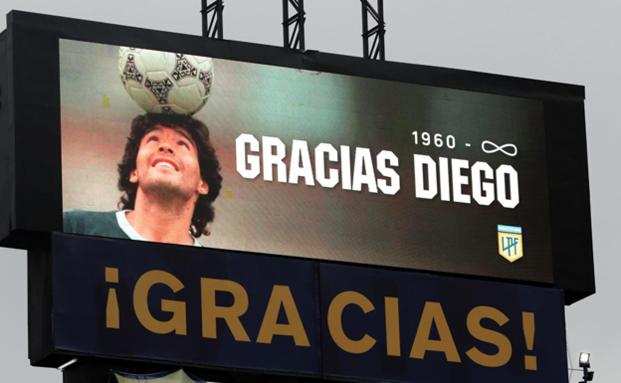 Imagen de Diego Armando Maradona en una pantalla del estadio La Bombonera en Buenos Aires