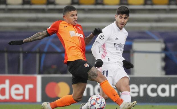 Marco Asensio, en una acción ante el Shakhtar. 