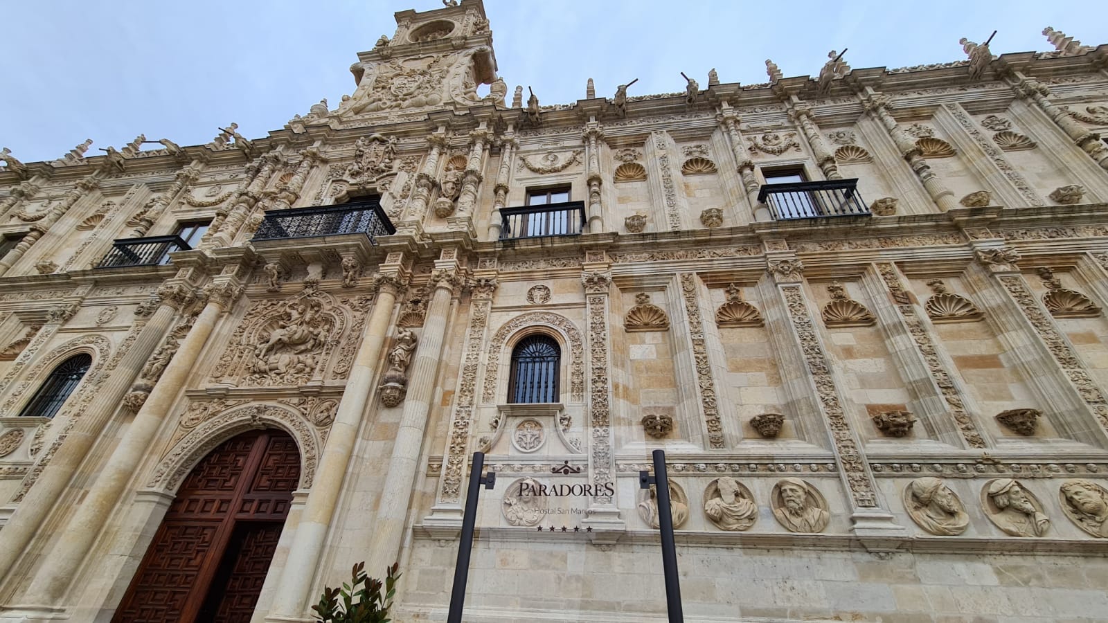 Casi tres años después, 1.083 días exactamente, el Hostal de San Marcos en León ha reabierto este miércoles sus puertas para los medios de comunicación y representantes institucionales en la antesala del reencuentro con sus clientes | El nuevo San Marcos, un '5 estrellas Gran Lujo' es modernista y más pequeño que el conocido por los leoneses. 