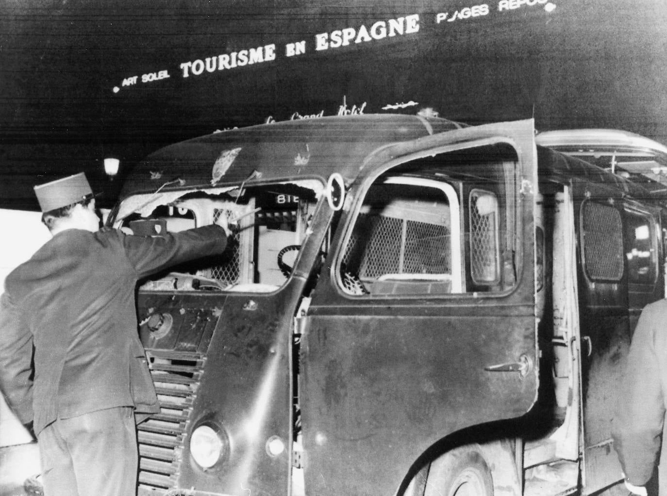 Un gendarme examina los daños cuasados en un camión, tras los disturbios, durante los enfrentamientos entre la policía y manifestantes, en París, para protestar por el juicio.