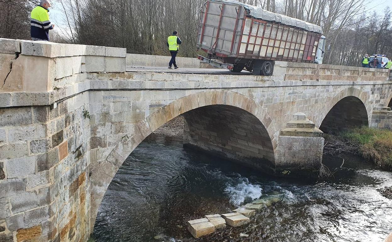 Un camión daña parte del pretil del Puente Viejo de Saldaña cuatro meses después de su reforma