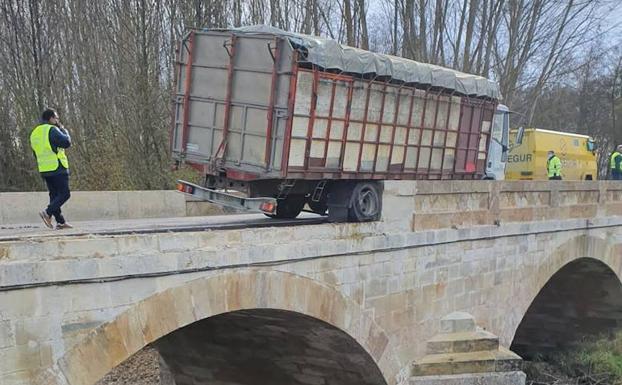 Imagen principal - Un camión daña parte del pretil del Puente Viejo de Saldaña cuatro meses después de su reforma