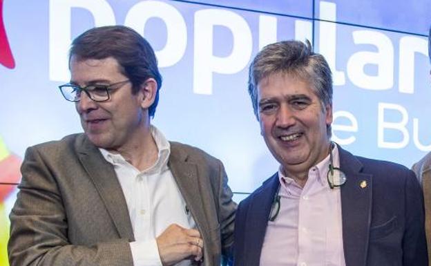 Mañueco, con el exsenador Ignacio Cosidó, que fue director de la Policía con el ministro Jorge Fernández Díaz y hoy es asesor del presidente de Castilla y León.