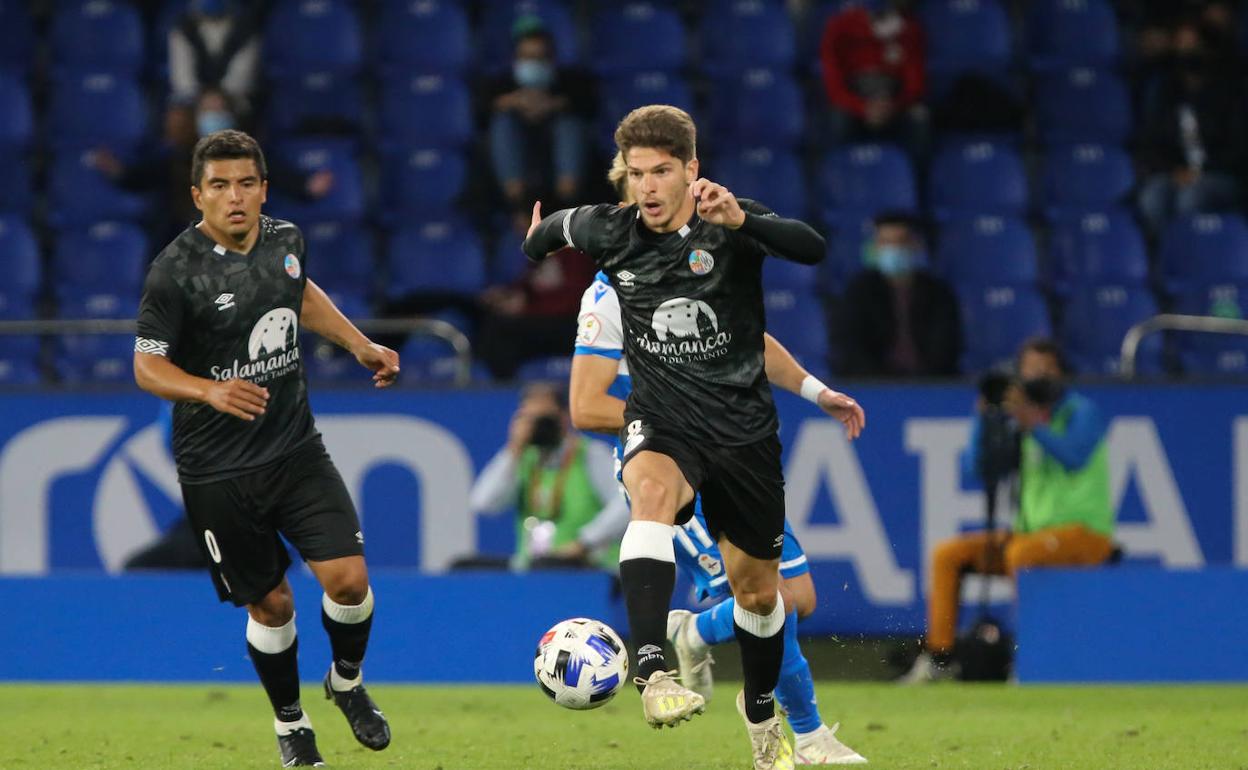 Amaro (derecha), ante el Deportivo.