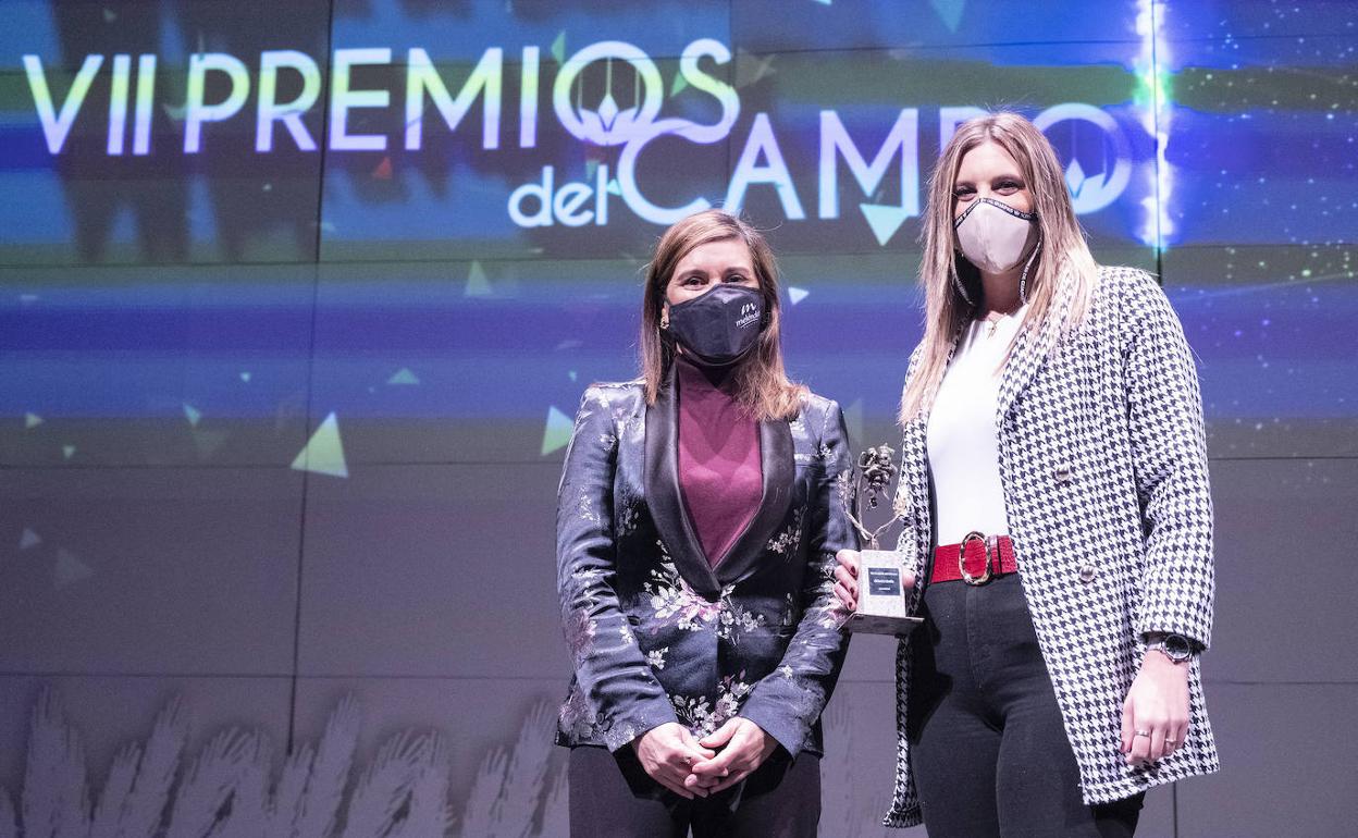 Mónica Díez, directora de márketing de Patatas Meléndez, con Carolina Bravo. 