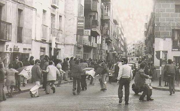 Manifestantes perseguidos por la policía en una de las protestas que en aquellos años se repetían en la ciudad.