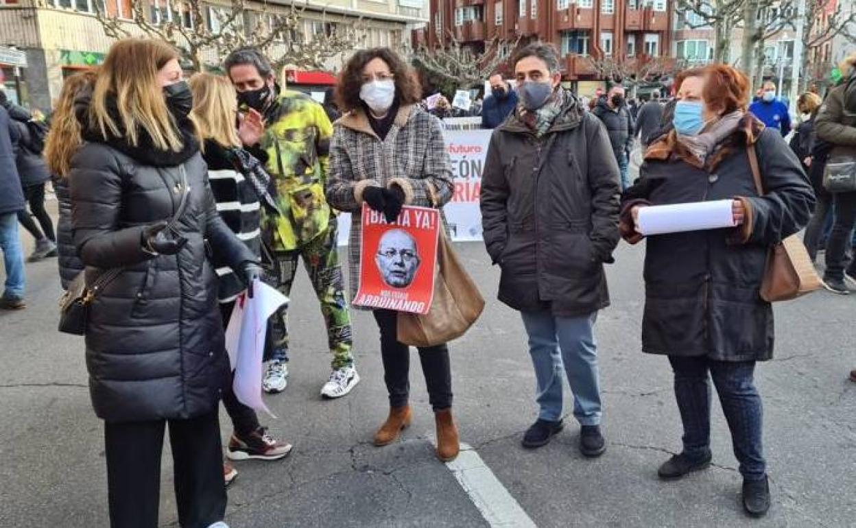 Manifestación por las calles de León para reclamar ayudas y una apertura de los negocios sin restricciones.