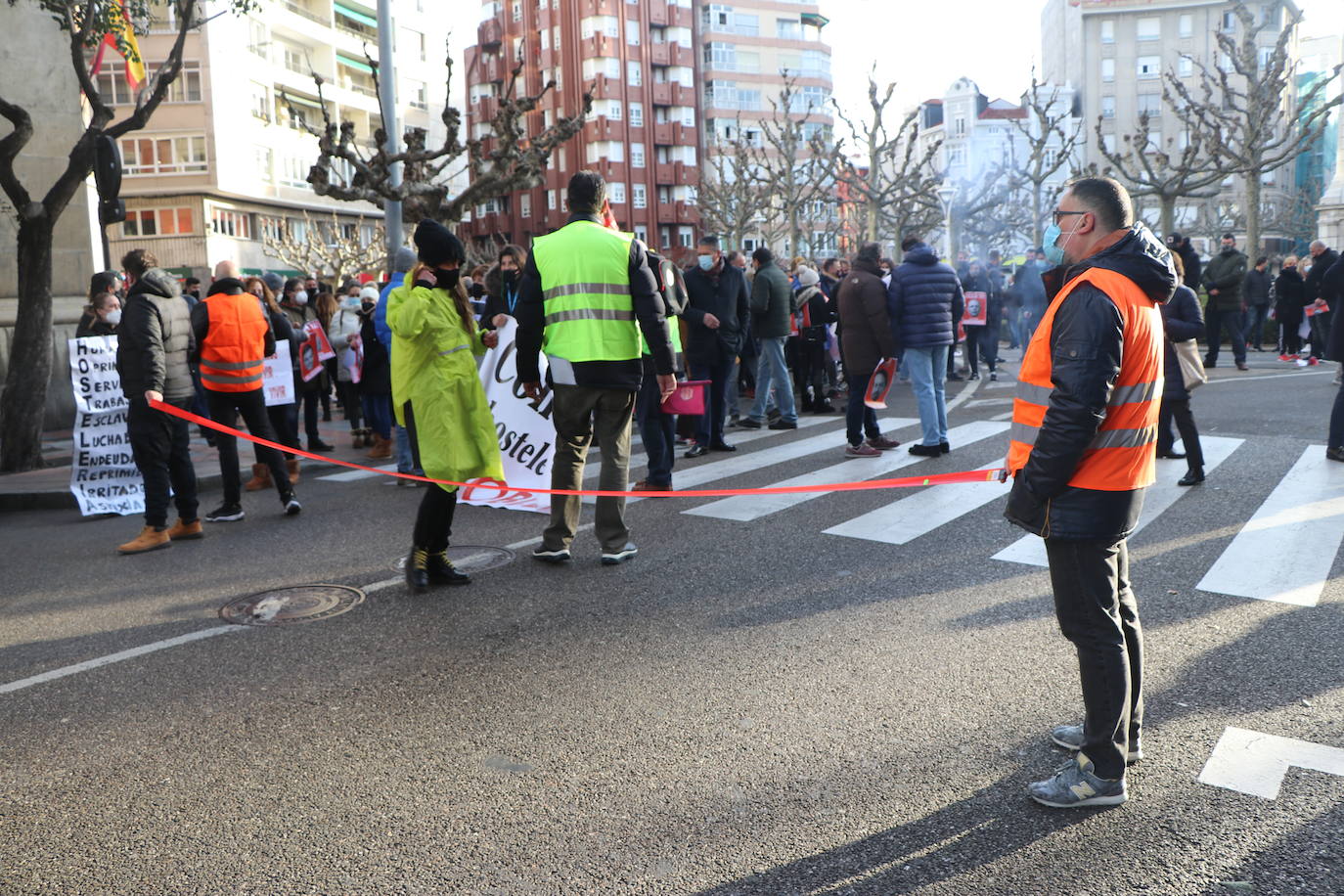 Los hosteleros de León salen a la calle para denunciar «la muerte del sector» y de la propia provincia de León. La hostelería reclama medidas de apoyo urgente para superar una situación crítica. 