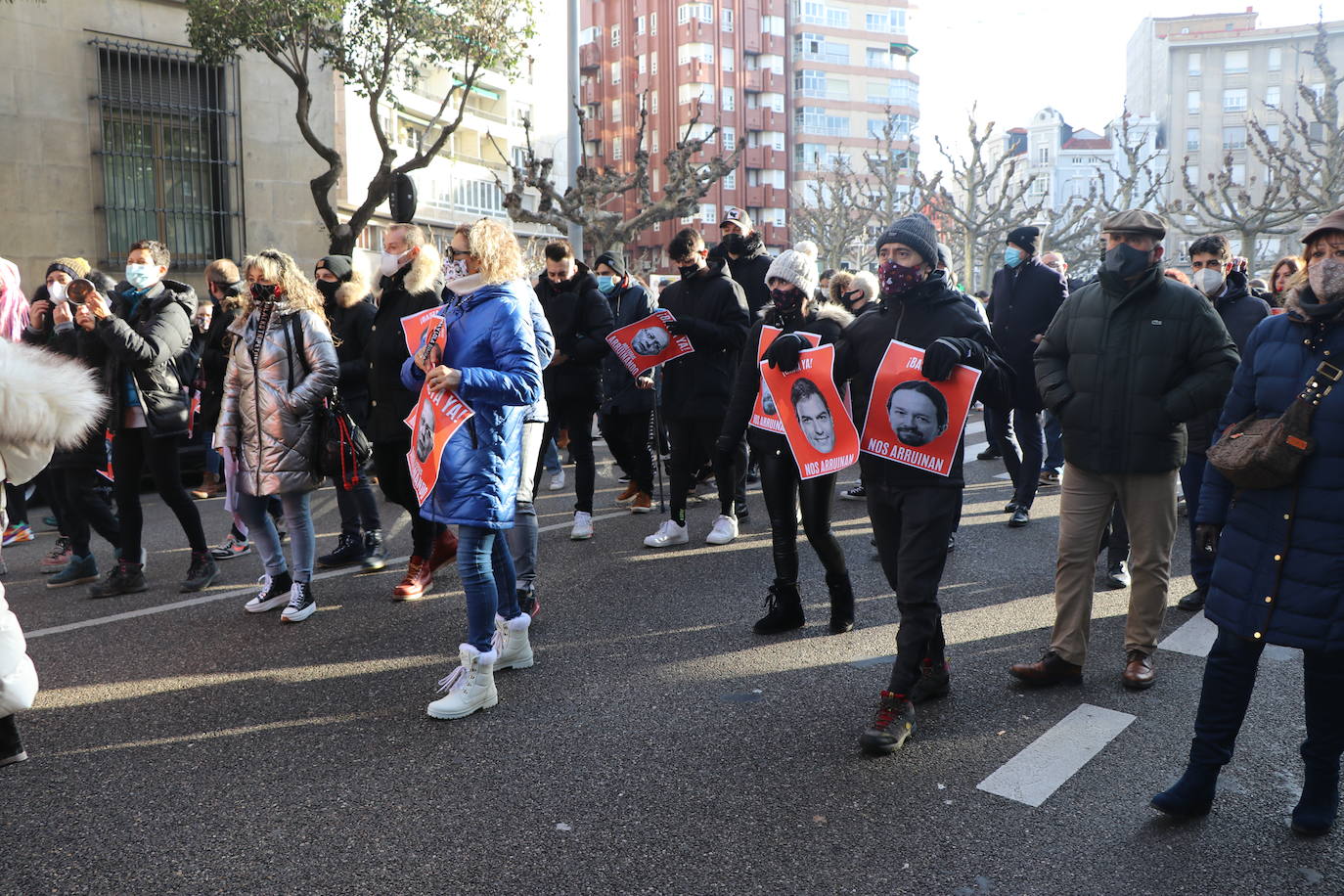 Los hosteleros de León salen a la calle para denunciar «la muerte del sector» y de la propia provincia de León. La hostelería reclama medidas de apoyo urgente para superar una situación crítica. 