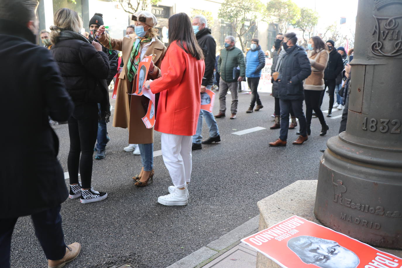 Los hosteleros de León salen a la calle para denunciar «la muerte del sector» y de la propia provincia de León. La hostelería reclama medidas de apoyo urgente para superar una situación crítica. 