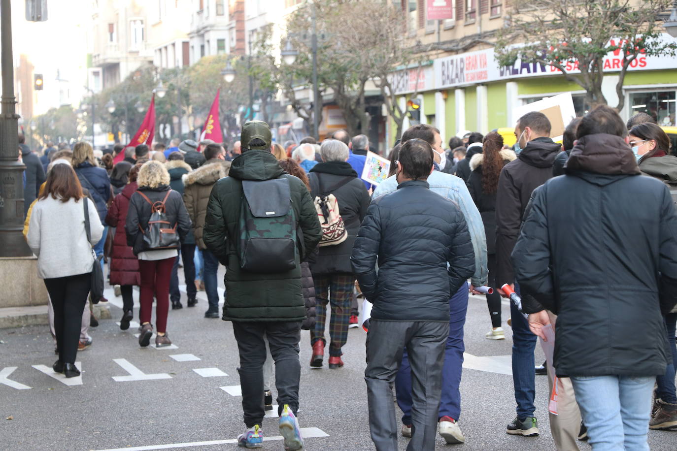 Los hosteleros de León salen a la calle para denunciar «la muerte del sector» y de la propia provincia de León. La hostelería reclama medidas de apoyo urgente para superar una situación crítica. 