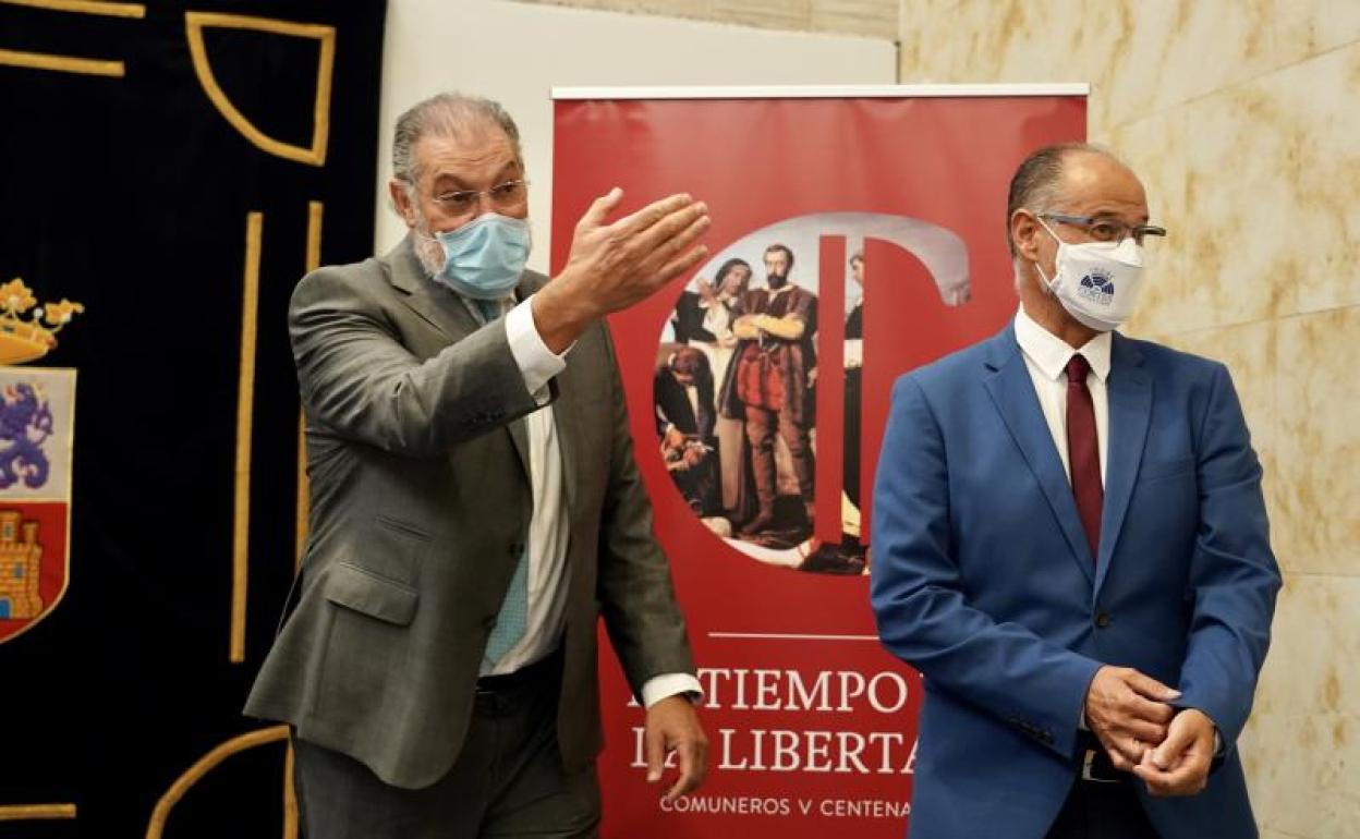El catedrático Salvador Rus, comisionado de la conmemoración del V Centenario Comunero, que organizará la Fundación Castilla y León, con Luis Fuentes, presidente de las Cortes y del ente público.