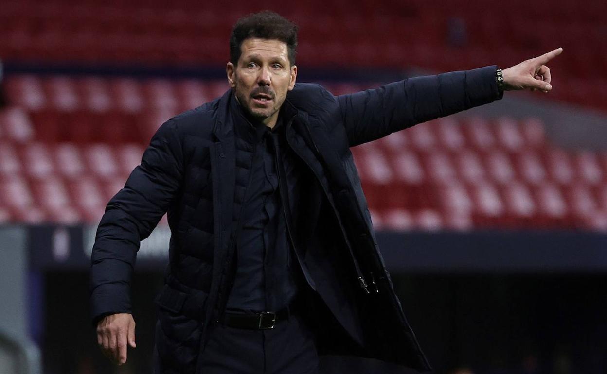 Simeone da instrucciones en el último partido de Liga de Campeones. 