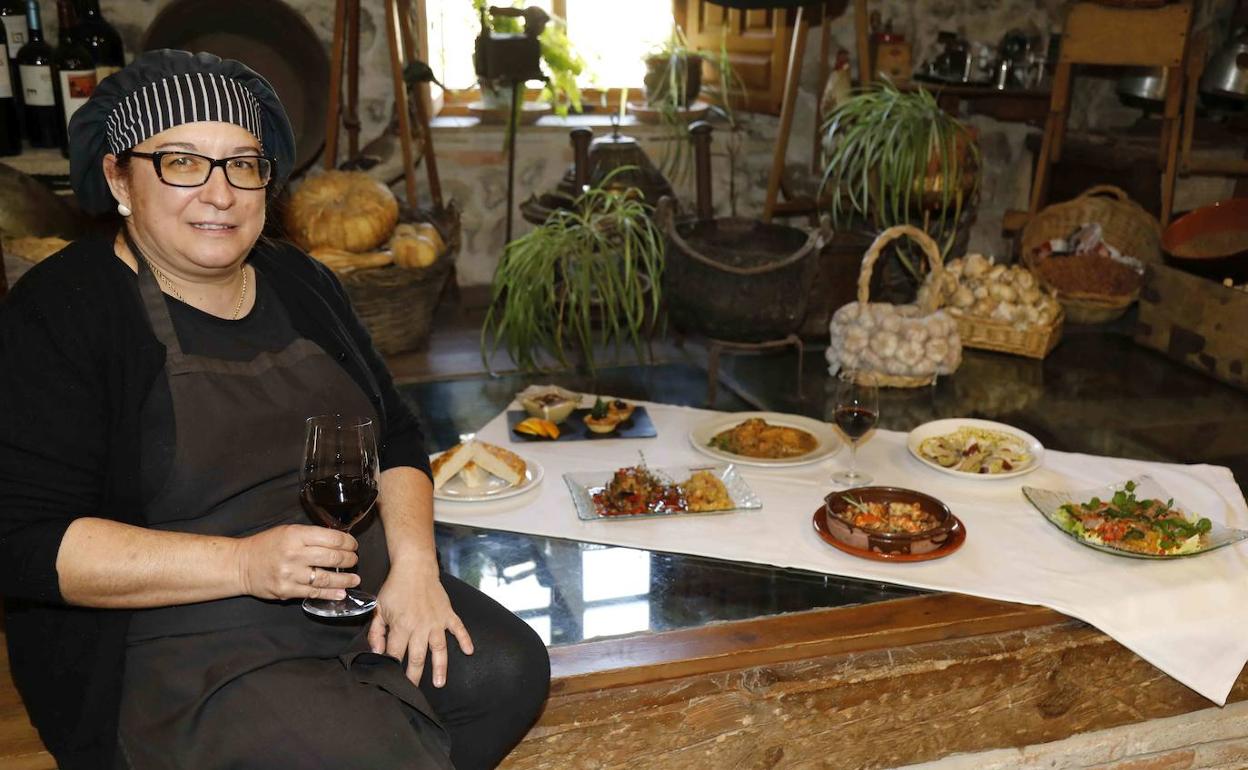 La cocinera Almudena Vegas posa con el menú preparado en Molino de Palacio. 