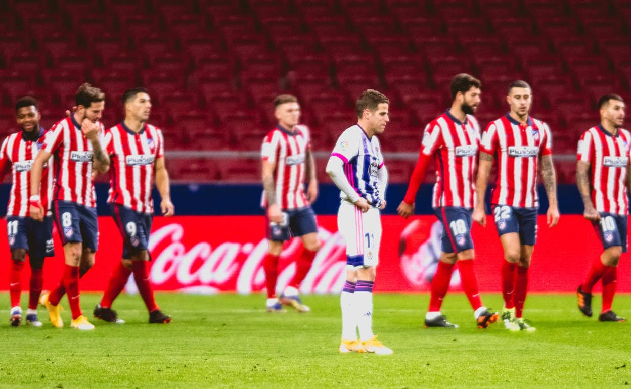 Los jugadores del Atleti celebran el primer tanto, con Hervías en primer plano con la mirada perdida. 