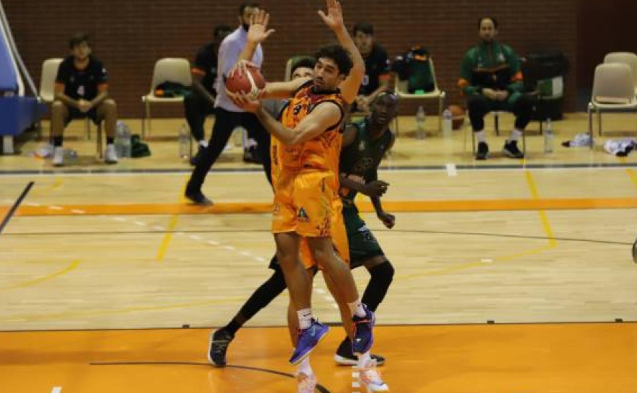 Arturo Cruz, que se mide a sus ex, captura un rebote. 