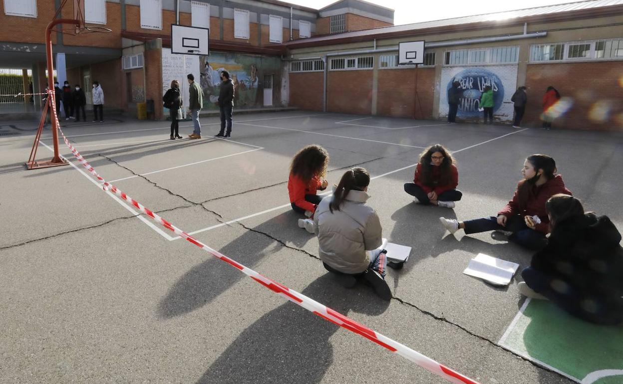 Alumnos en el patio del colegio Santa Clara de Asís. 