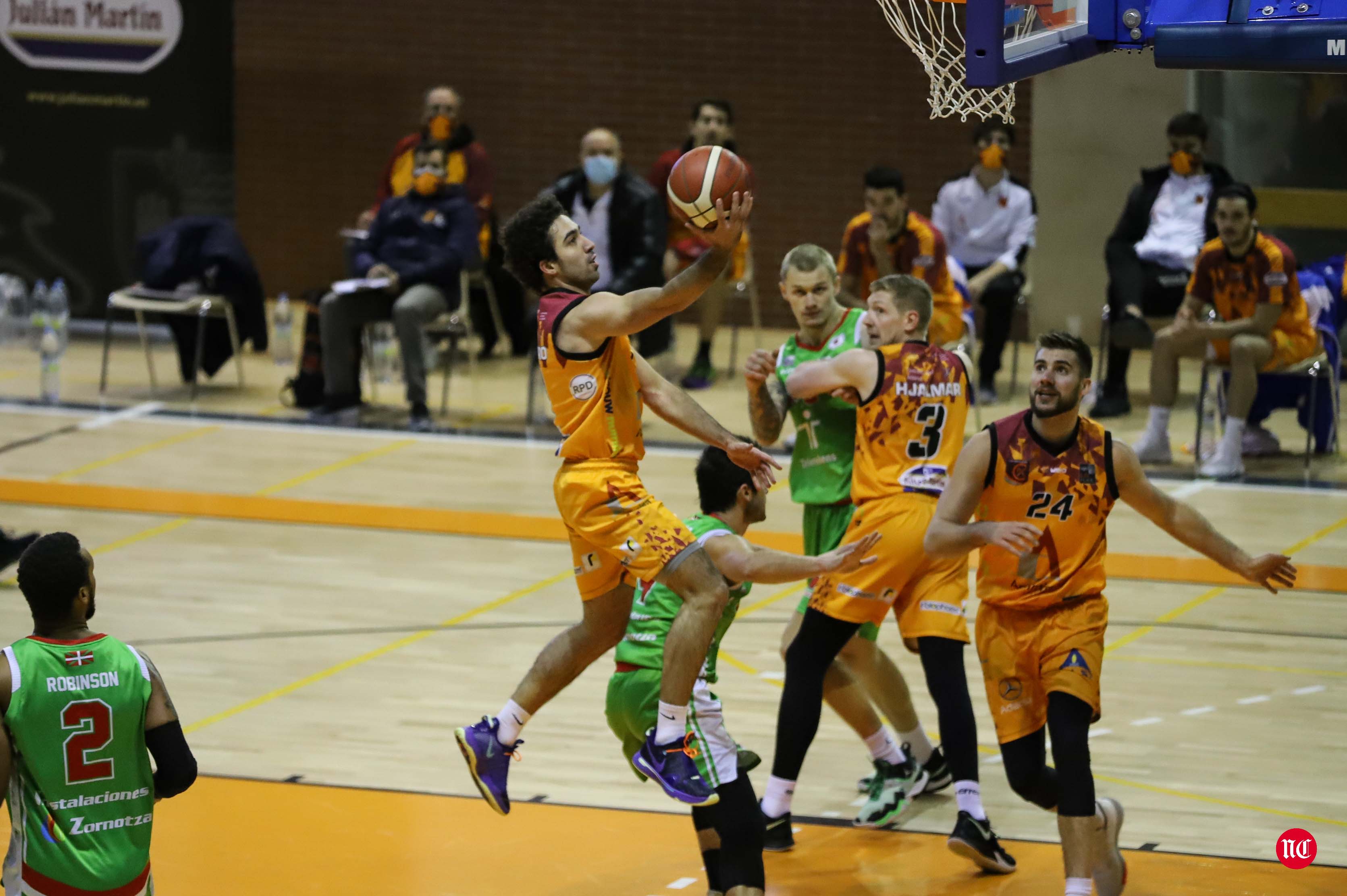 Fotos: El Zornotza pone fin a la imbatibilidad del Aquimisa Carbajosa en casa (75-87)