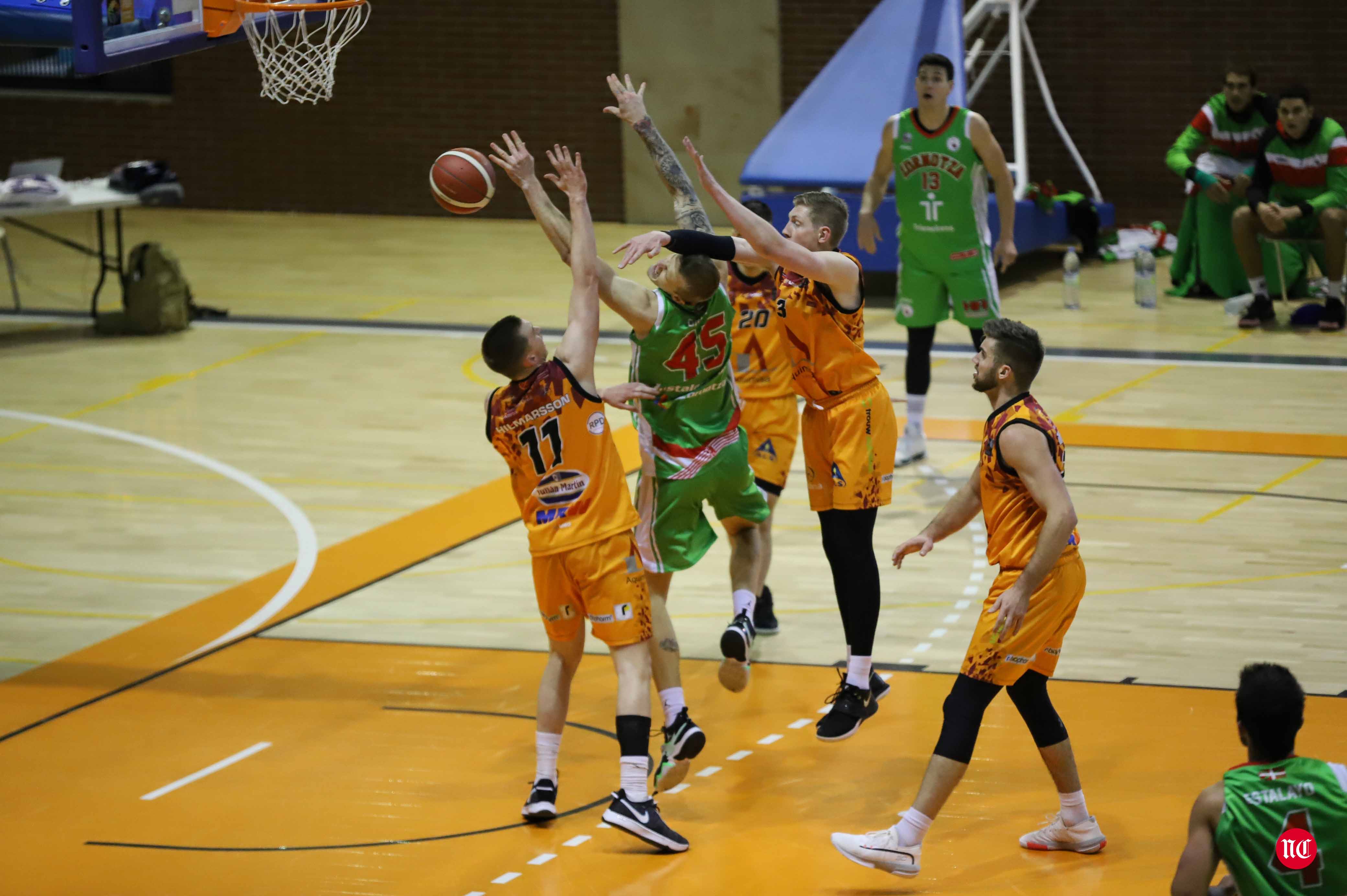 Fotos: El Zornotza pone fin a la imbatibilidad del Aquimisa Carbajosa en casa (75-87)