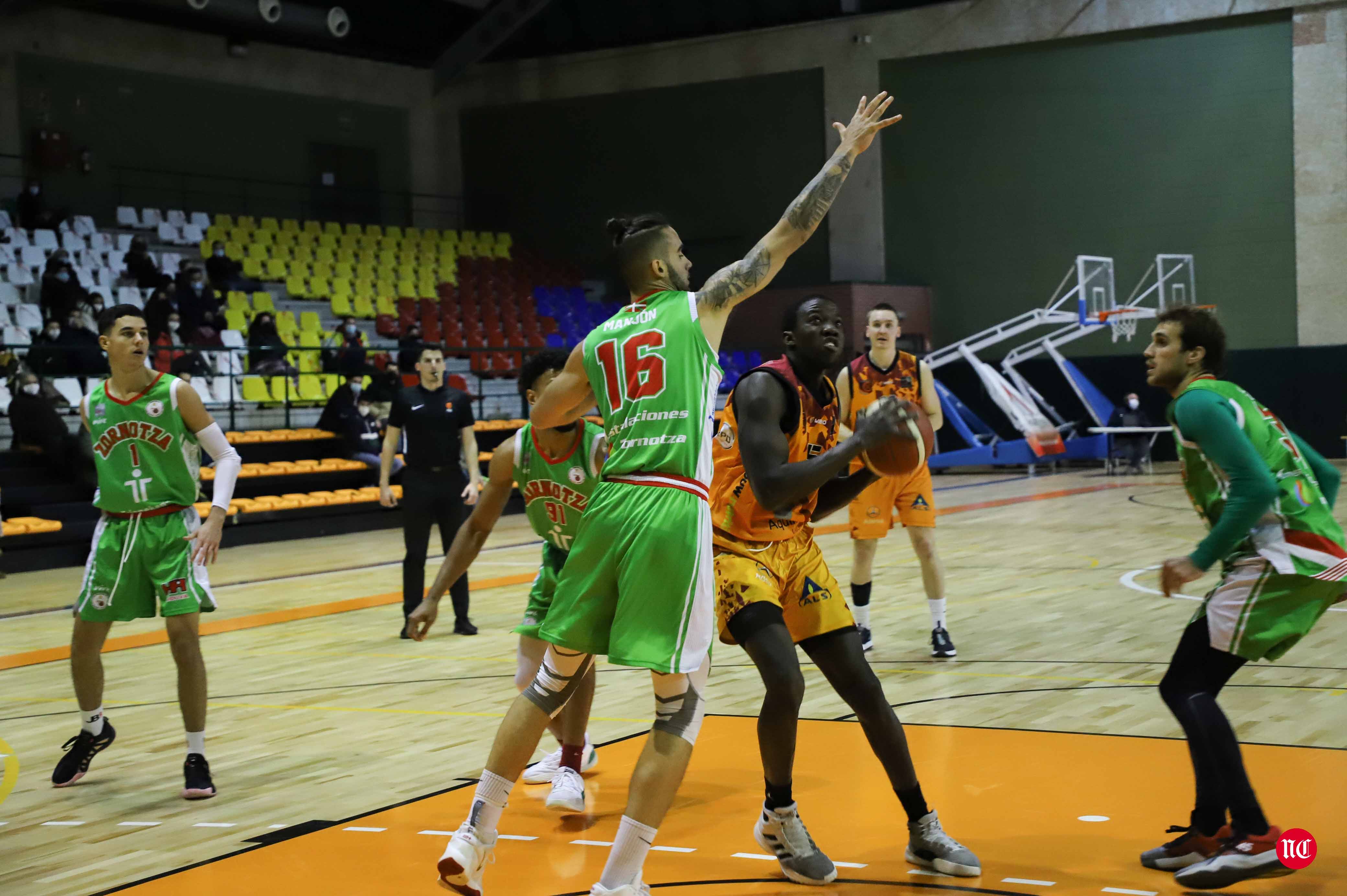 Fotos: El Zornotza pone fin a la imbatibilidad del Aquimisa Carbajosa en casa (75-87)