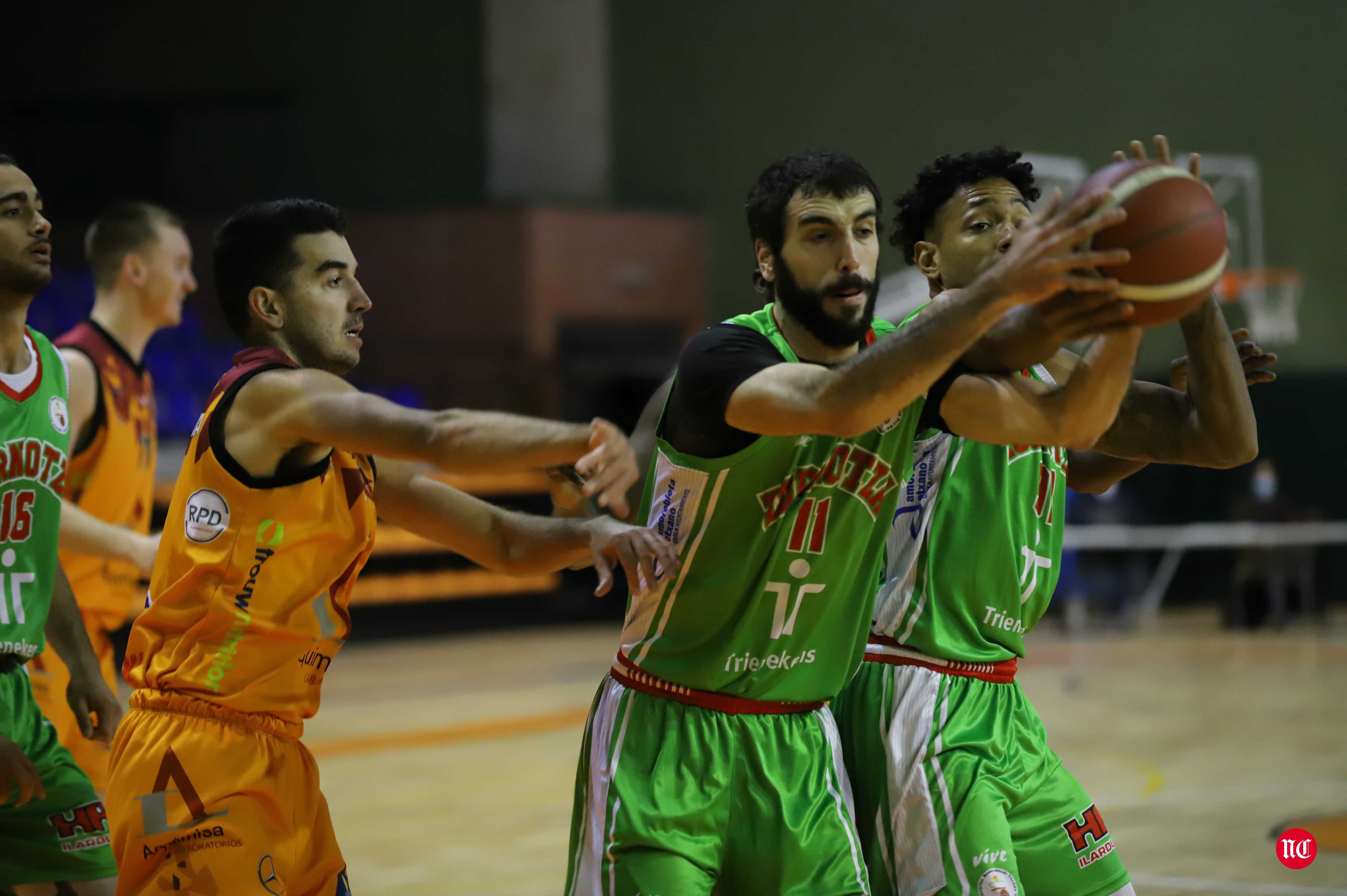 Fotos: El Zornotza pone fin a la imbatibilidad del Aquimisa Carbajosa en casa (75-87)